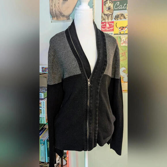 HOST PICK 🖤GUESS Infinity Zipper Cardigan - Picture 2 of 6